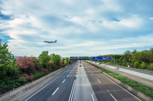 Das Flugzeug fliegt über die Autobahn. — Stockfoto
