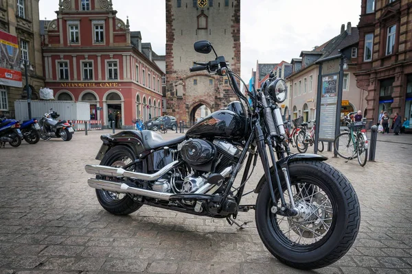 Yakışıklı Harley Davidson şehrin sokaklarında motosiklet