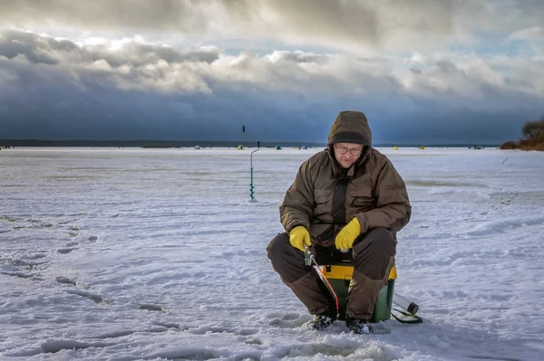 Pescador na pesca no gelo. Pesca de Inverno . — Fotografia de Stock