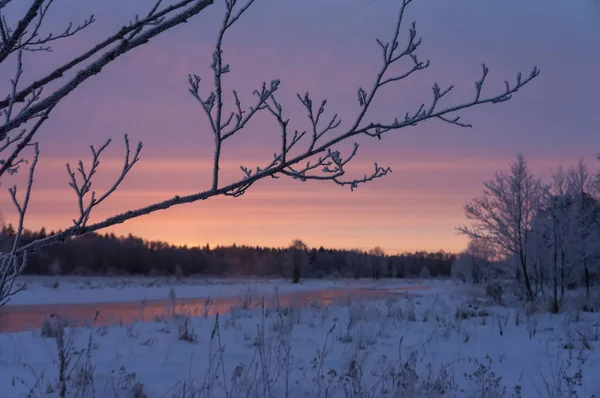 Lever de soleil dans la rivière d'hiver — Photo