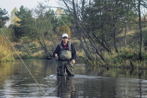 Pescatore Fly Casting Pesca Una Mosca Artificiale — Foto Stock