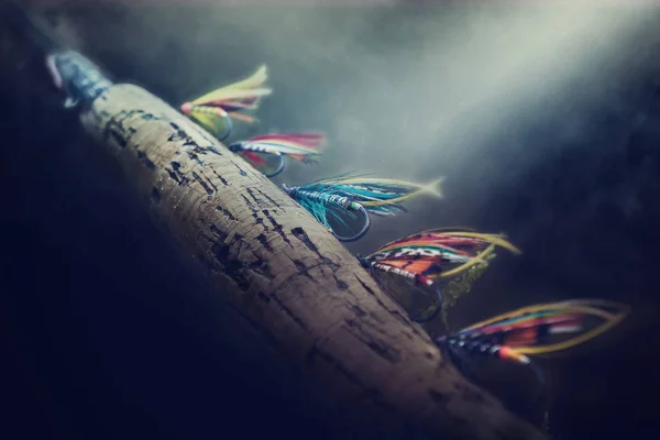 Mosca pesca moscas. Pesca en una mosca artificial . — Foto de Stock