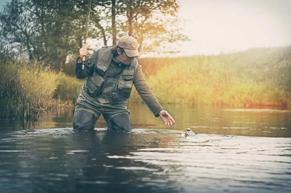 Pescador Está Pescando Uma Mosca Artificial Pesca Com Mosca — Fotografia de Stock