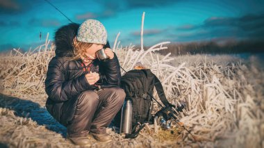 Buzlu termostan sıcak çay. Balıkçılık.
