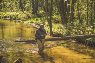 Tenkara üzerinde küçük bir dere ile balıkçılık. Flyfishing.