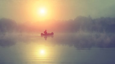 Balık tutma. Bir tekne puslu bir sabah.