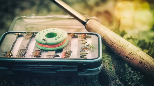 Pesca Tenkara Pesca sobre una mosca artificial . — Foto de Stock