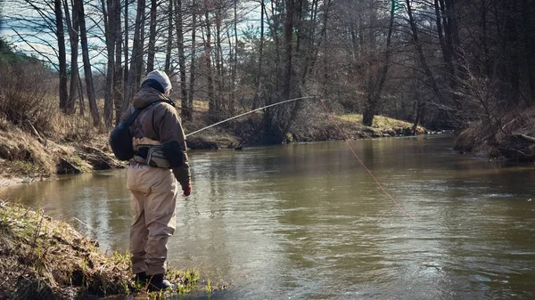 Fiske med tenkara. Fiske på en konstgjord fluga. — Stockfoto