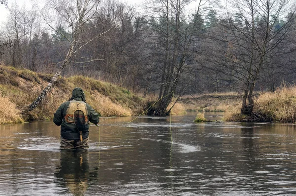 小さな春の川で漁師釣り。フライフィッシング. — ストック写真