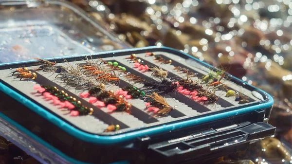 Caja con moscas. Pesca en una mosca artificial . —  Fotos de Stock