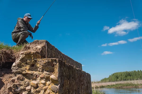 Pesca con tenkara. Pesca su una mosca artificiale . — Foto Stock