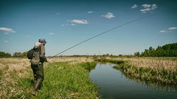 テンカラで釣り。人工フライで釣る. — ストック写真