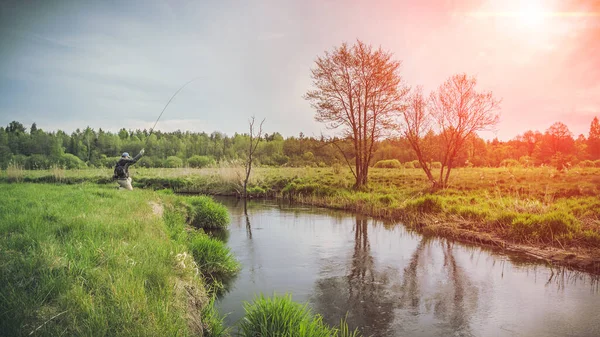 Fiske med tenkara på en liten bäck. Flyfishing. — Stockfoto