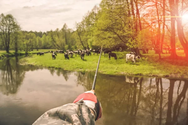 Fiske med tenkara på en liten bäck. Flyfishing. — Stockfoto