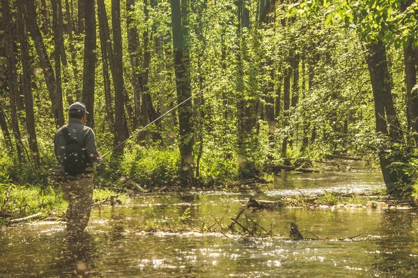 Fiske med tenkara på en liten bäck. Flyfishing. — Stockfoto