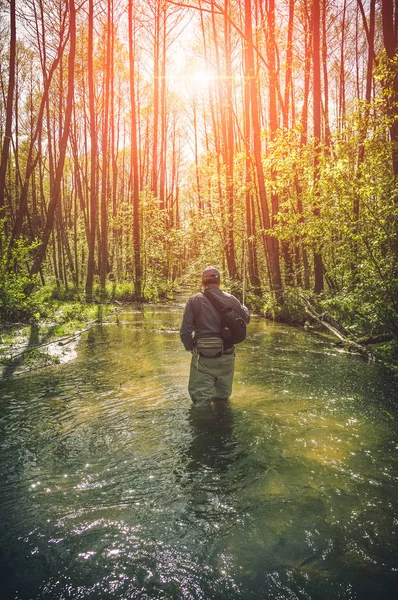 Tenkara 在小河边钓鱼。Flyfishing. — 图库照片