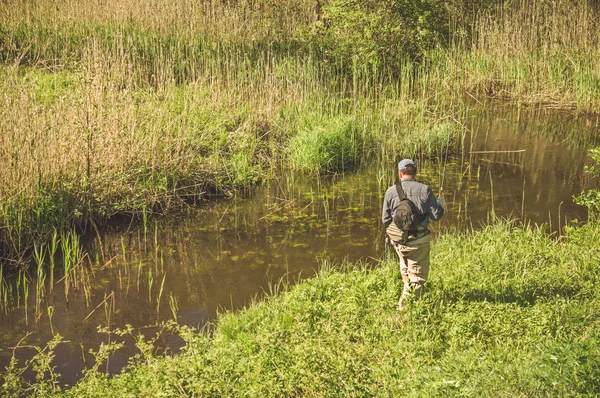 Angeln mit Tenkara auf einem kleinen Bach. Fliegenfischen. — Stockfoto