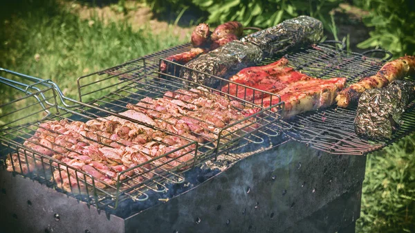 Rustikaler Grill. Fleisch auf dem Grill zubereiten. — Stockfoto