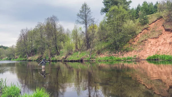 小さな春の川で漁師釣り。フライフィッシング. — ストック写真