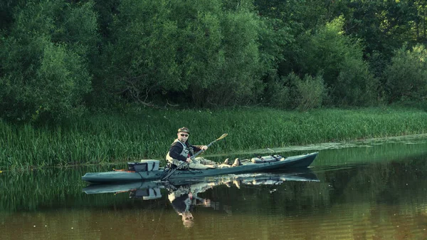 A pescar no caiaque. Pesca giratória . — Fotografia de Stock