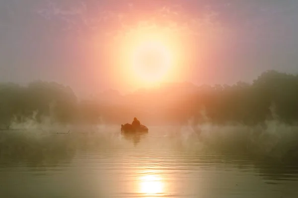 A pescar. Uma manhã enevoada num barco . — Fotografia de Stock
