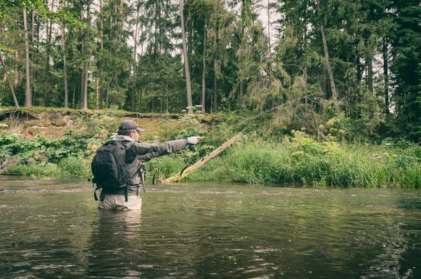 Vissers op een bosbeek. Vliegvissen. — Stockfoto