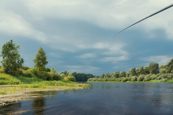Fiske med Tenkara på älven. — Stockfoto