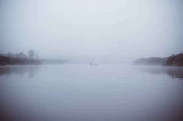 Ein einsames Fischerboot im Nebel — Stockfoto