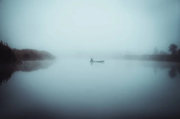 霧の中で孤独な漁船 — ストック写真