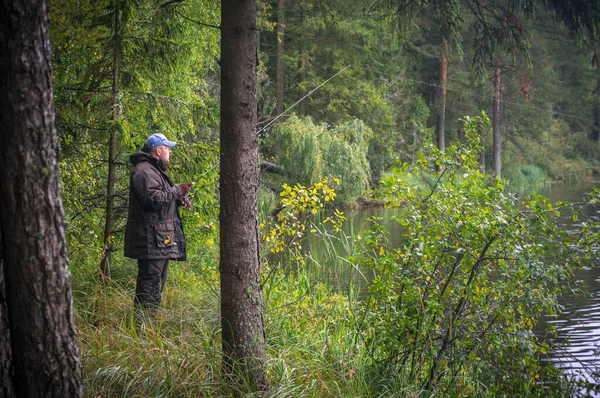 De visserij op het meer in het bos. — Stockfoto