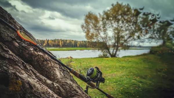 Fiskeredskap vid sjön hösten. — Stockfoto