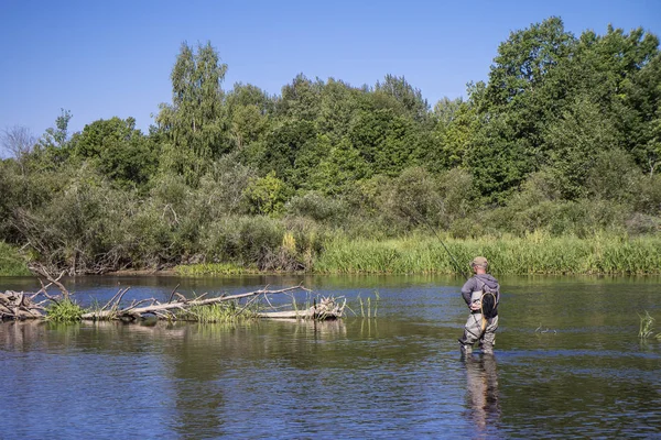 Pescatore Cattura Pesce Con Metodo Tenkara — Foto Stock