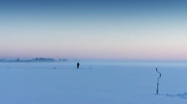 Kış balıkçılık şafak.