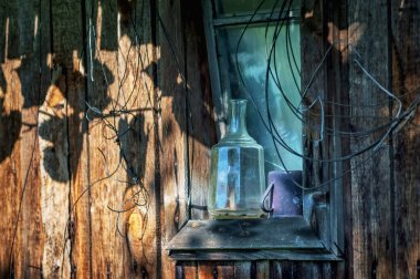 Penceredeki eski tabaklar açılıyor..