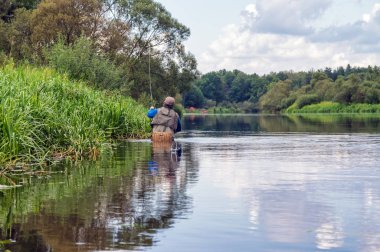 Balıkçı. Sinek oyuncu seçimi. Yapay bir sinekle balık tutmak.