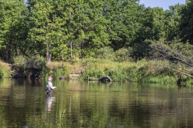 Küçük nehir ormanlarında balıkçı