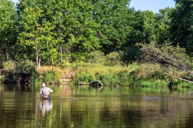 Küçük nehir ormanlarında balıkçı