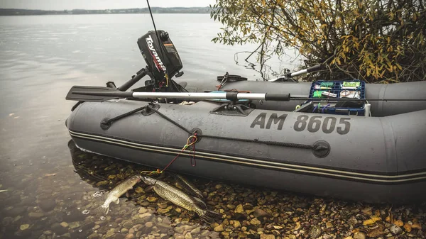 Biélorussie Région de Minsk. 22 octobre 2017. Bateau de pêche gonflable. Moteur de bateau de marque Toyama . — Photo