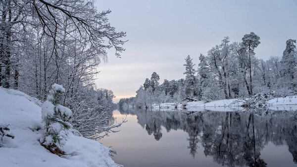 Заснеженная зимняя река. Характер Беларуси
.