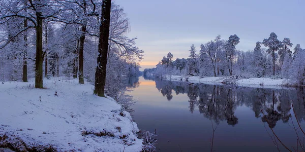 Snow-covered winter river. The nature of Belarus. — Stock Photo, Image