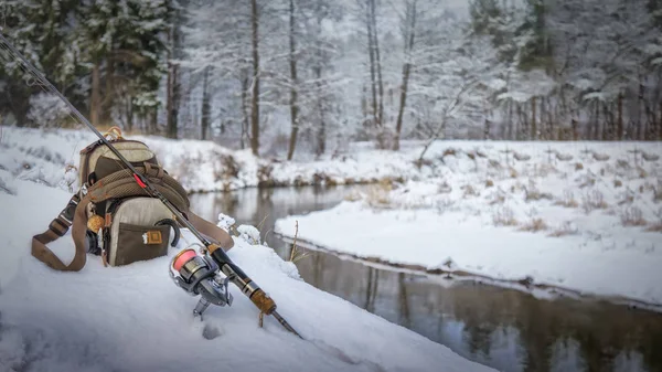 Fiskeredskap på en vinter, snötäckta flod. — Stockfoto
