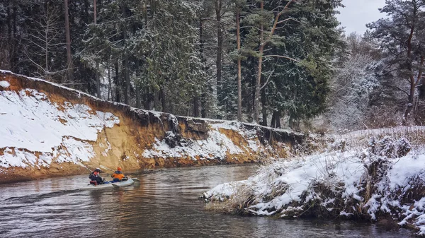 Aventura de invierno en un kayak . — Foto de Stock