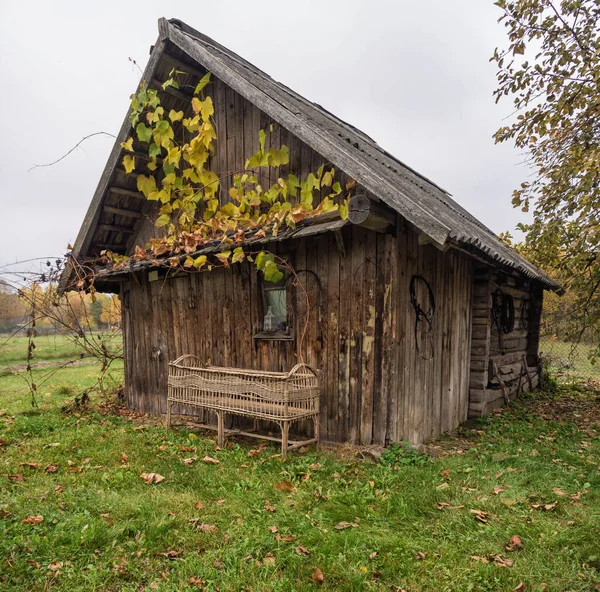 Oude houten bijgebouw in de herfsttuin. Verleden tijd. — Stockfoto