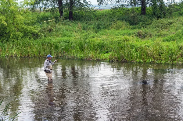 漁師は美しい森の小川でtenkaraをキャッチします. — ストック写真