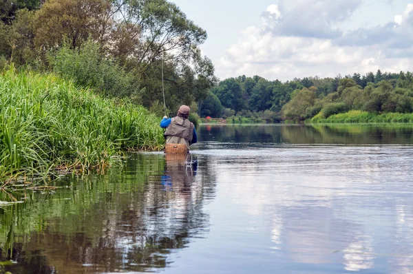 Pescatore Fly Casting Pesca Una Mosca Artificiale — Foto Stock