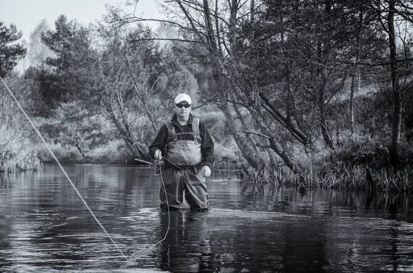 漁師だフライキャスティング 人工フライで釣る — ストック写真