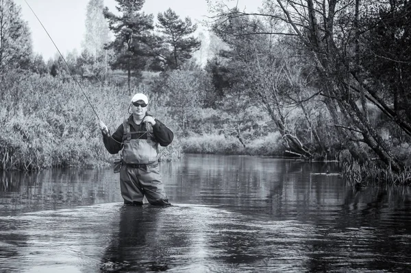 Ψαρά Fly Casting Fishing Μια Τεχνητή Μύγα — Φωτογραφία Αρχείου