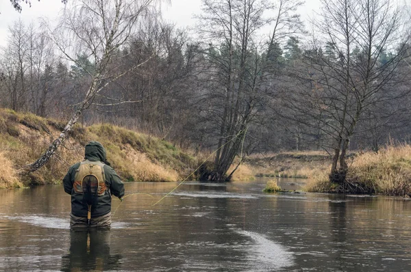 Pêcheur pêchant sur une petite rivière de source. Pêche à la mouche . — Photo