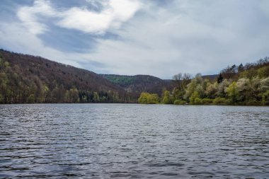 Akşamları göldeki körfez dağ ormanlarının arka planında..