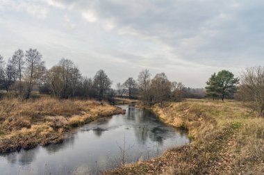 Bir vadide akan bahar Nehri. 